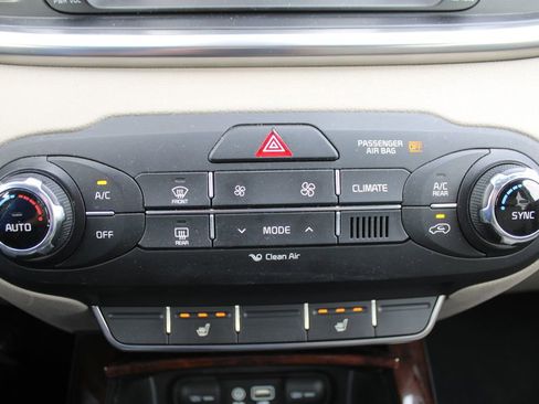 Used 2017 Kia Sorento EX image 39