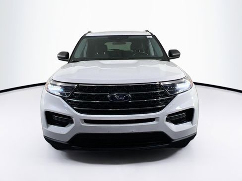 Used 2022 Ford Explorer XLT AWD/4WD image 2
