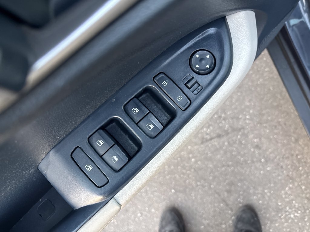 Used 2022 Hyundai Venue Limited FWD image 12