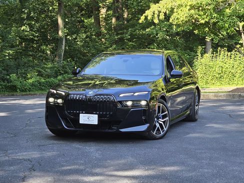 Used 2023 BMW i7 xDrive60 AWD/4WD image 1