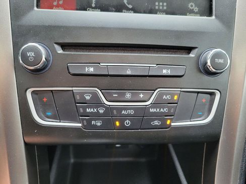 Used 2017 Ford Fusion SE w/ Fusion SE Technology Package FWD image 20