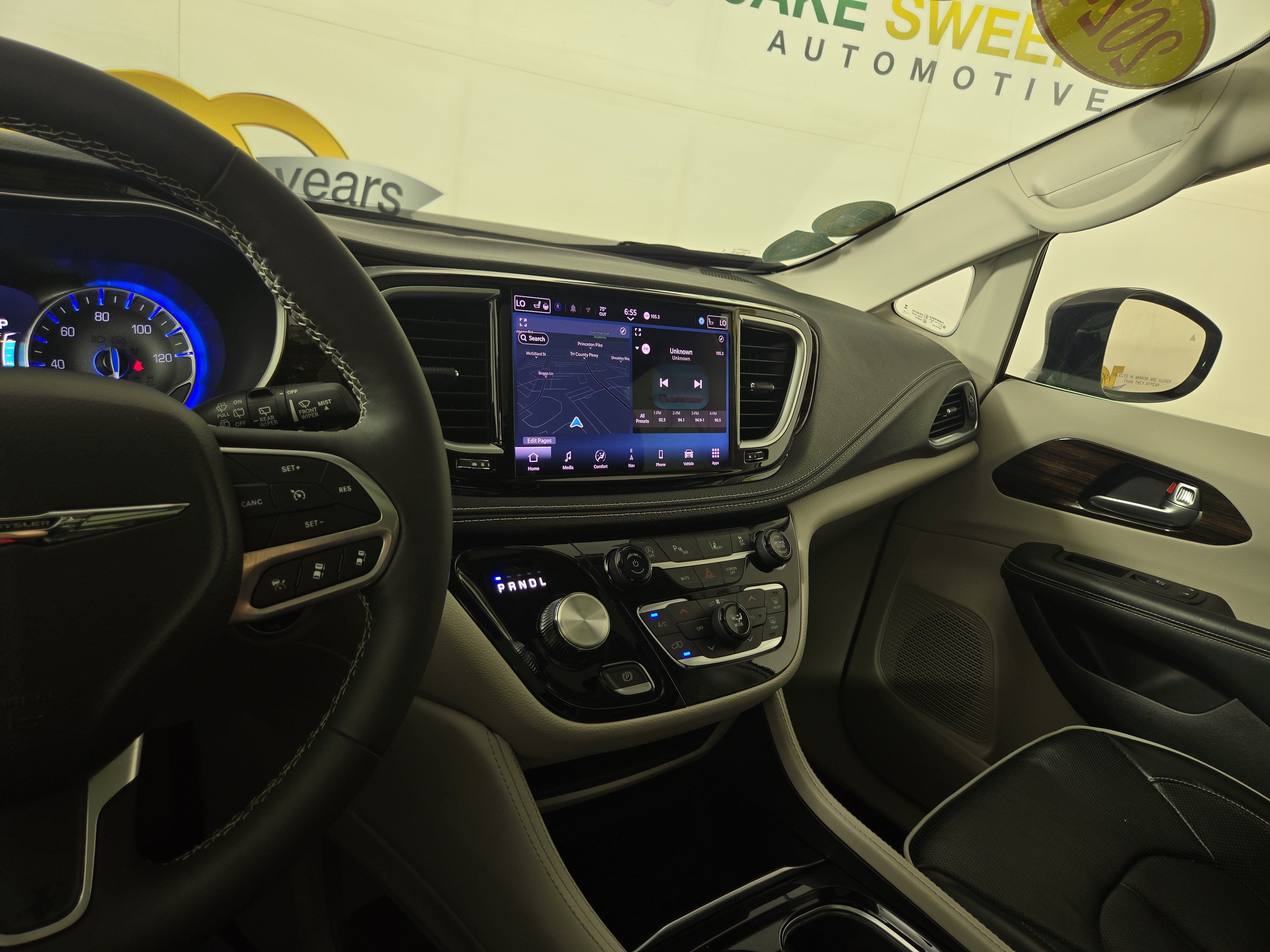 Used 2024 Chrysler Pacifica Limited FWD image 26