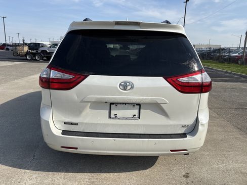 Used 2019 Toyota Sienna XLE w/ XLE Navigation Package image 4