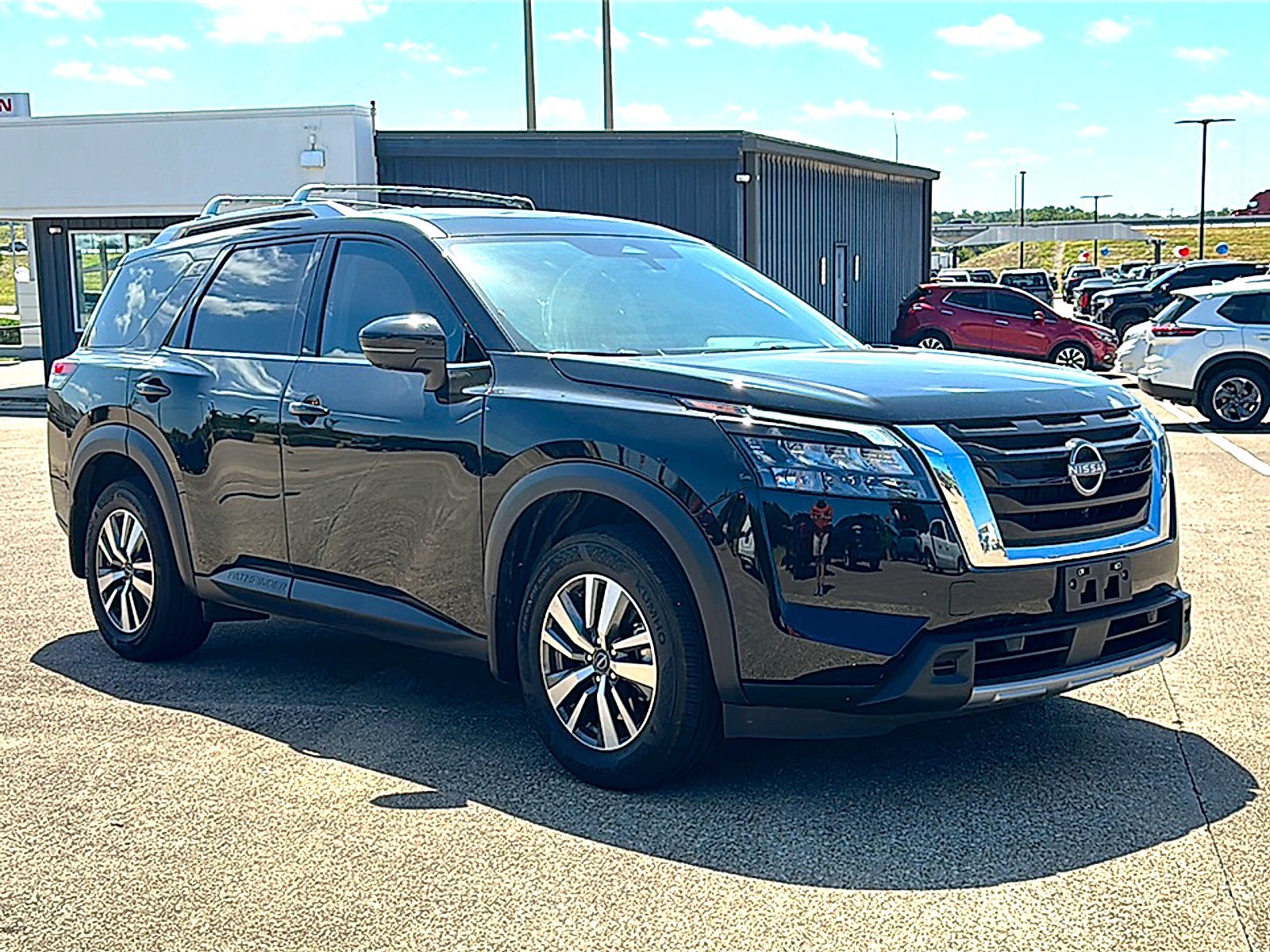 Used 2025 Nissan Pathfinder SL FWD image 10
