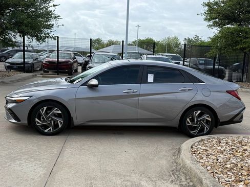 Used 2024 Hyundai Elantra SEL w/ Convenience Package image 2
