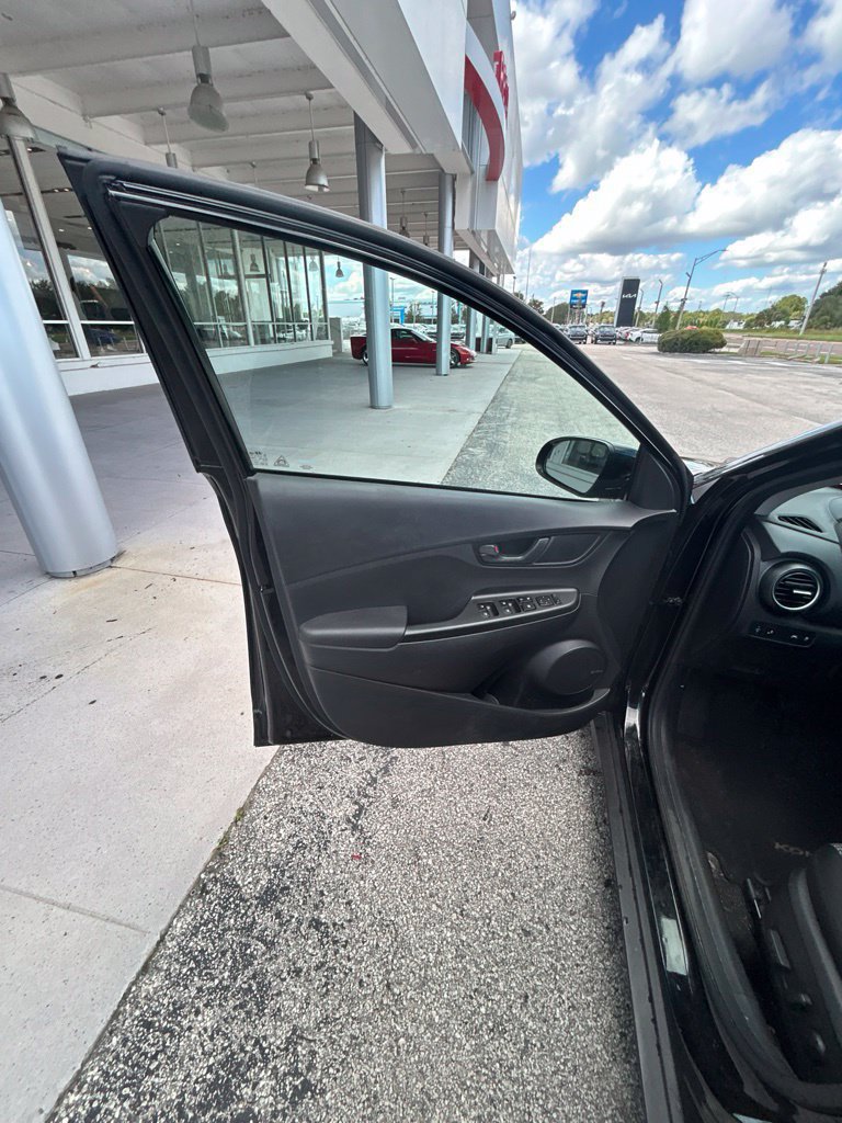 Used 2021 Hyundai Kona SEL Plus w/ Cargo Package AWD/4WD image 4
