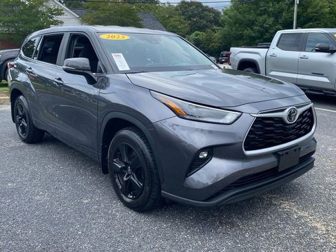Used 2023 Toyota Highlander LE AWD/4WD image 1