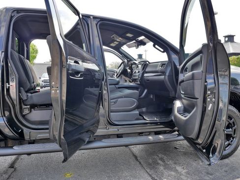Used 2019 Nissan Titan SV w/ SV Convenience Package AWD/4WD image 10