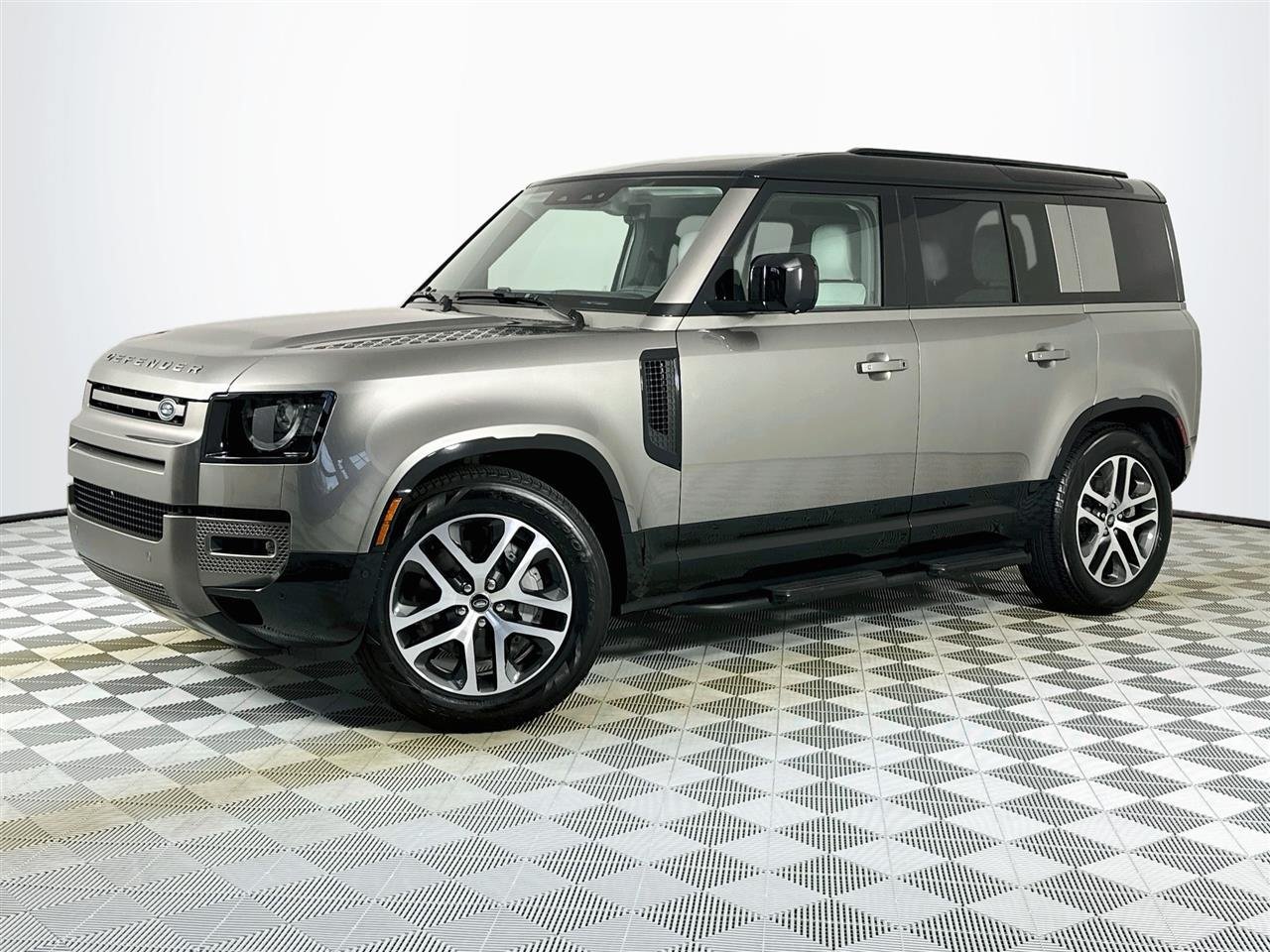 Used 2025 Land Rover Defender 110 X-Dynamic SE AWD/4WD image 1