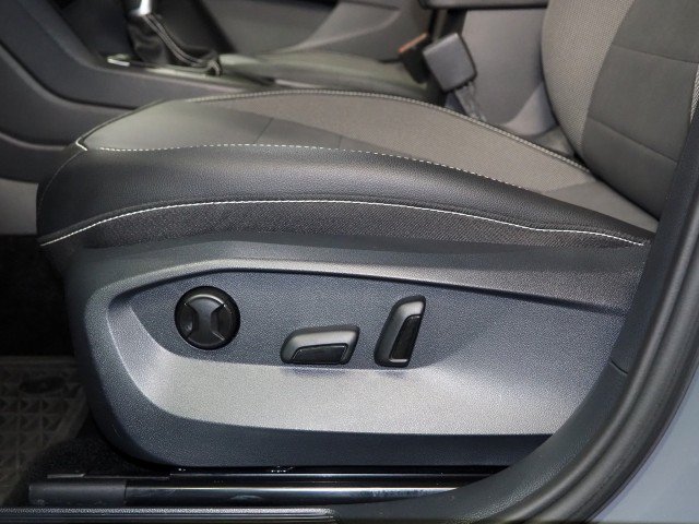 Used 2023 Volkswagen Taos SE w/ Sunroof Package w/ Panoramic Sunroof Package FWD image 51