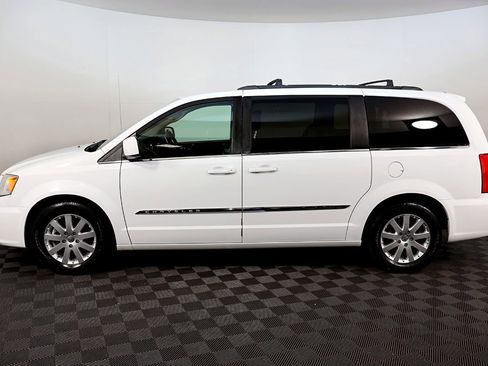 Used 2014 Chrysler Town & Country Touring image 12