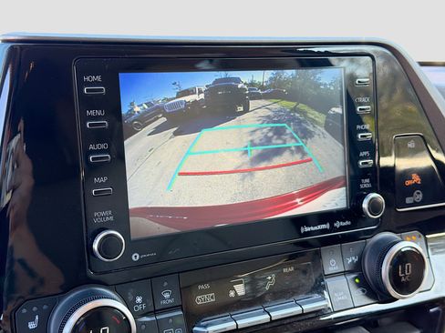 Used 2022 Toyota Highlander XLE image 31