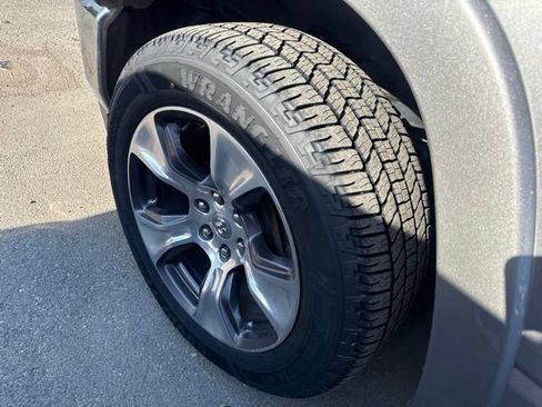 Used 2019 RAM 1500 Laramie AWD/4WD image 10