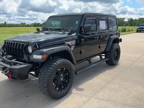 Used 2020 Jeep Wrangler Unlimited Sahara w/ Uconnect 4C Nav & Sound Group AWD/4WD image 5