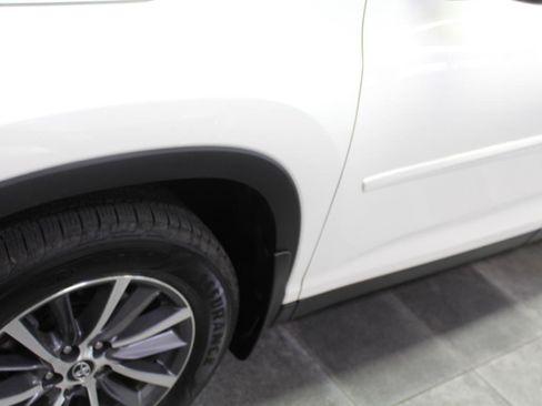 Used 2019 Toyota Highlander XLE AWD/4WD image 39