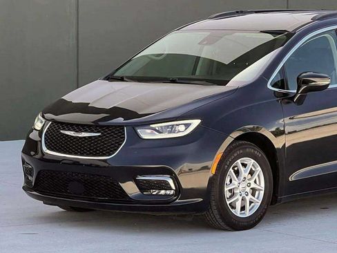 Used 2022 Chrysler Pacifica Touring-L FWD image 37
