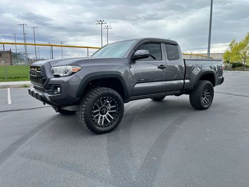 Used 2017 Toyota Tacoma TRD Off-Road w/ Tow Package image 2