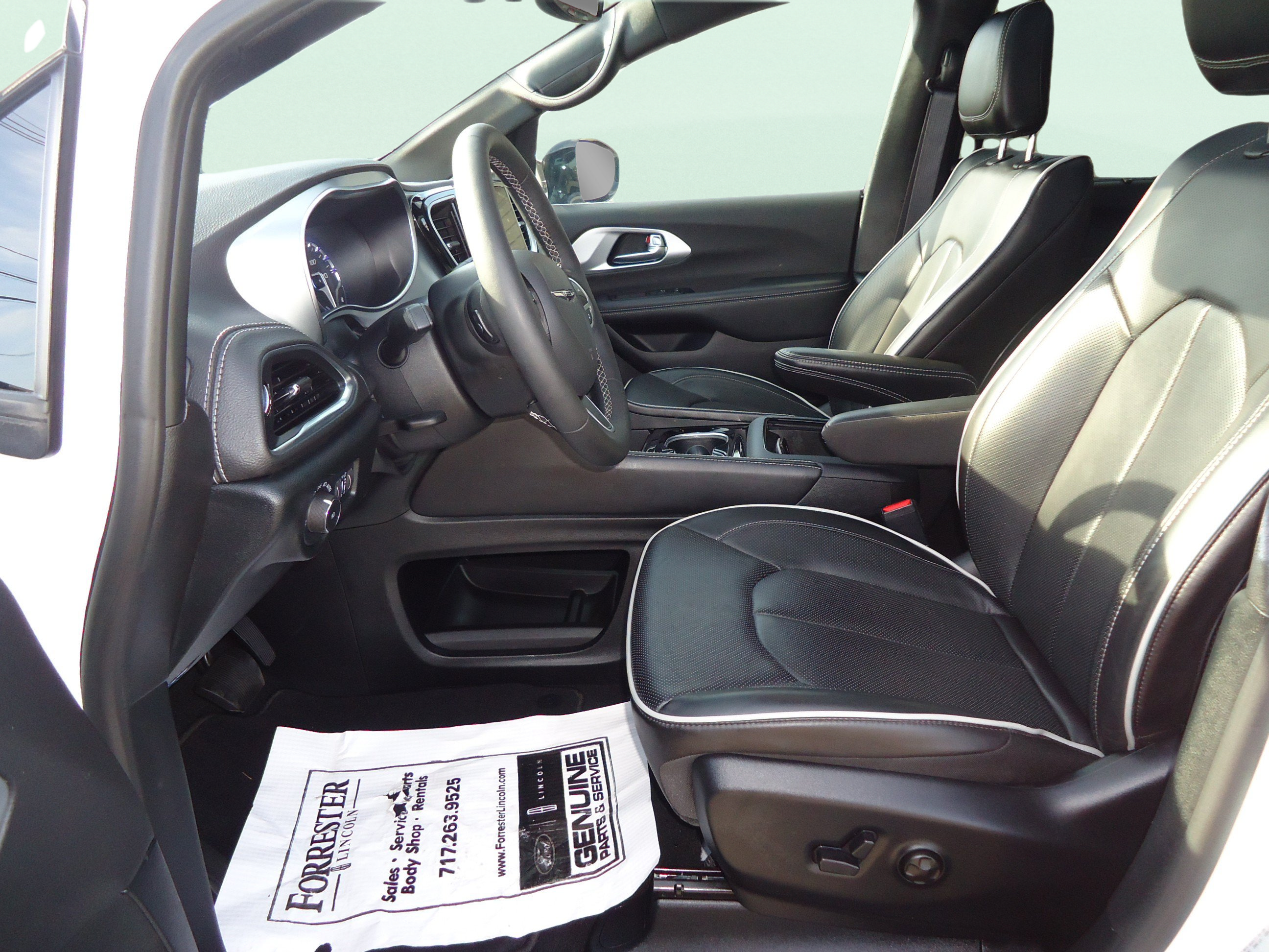 Used 2026 Chrysler Pacifica Limited FWD image 21
