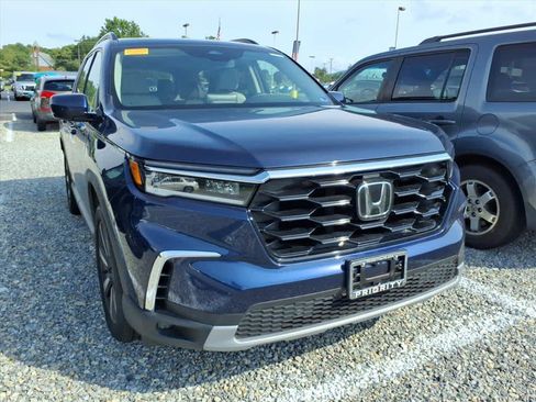 Certified 2025 Honda Pilot Touring image 11