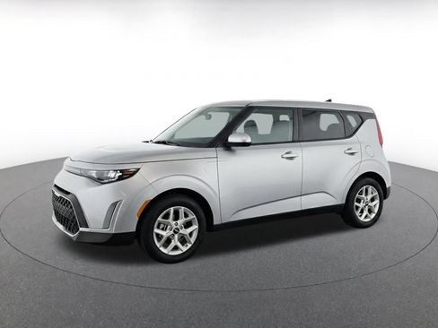 Used 2025 Kia Soul LX w/ LX Technology Package FWD image 3