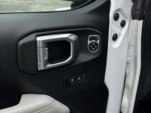 Used 2022 Jeep Wrangler Unlimited Sahara image 23