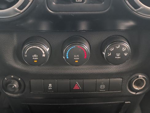 Used 2012 Jeep Wrangler Unlimited Rubicon w/ Dual Top Group AWD/4WD image 18