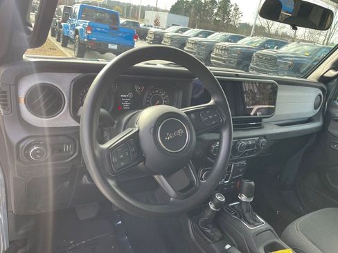 Used 2025 Jeep Gladiator Sport image 11