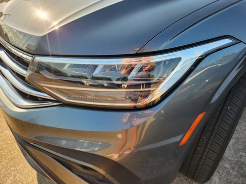 Used 2022 Volkswagen Tiguan SE w/ Panoramic Sunroof Package FWD image 6