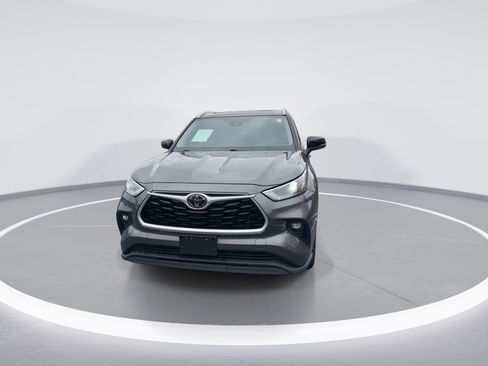 Used 2022 Toyota Highlander XLE image 3