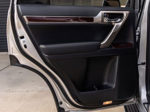 Used 2018 Lexus GX 460 image 29