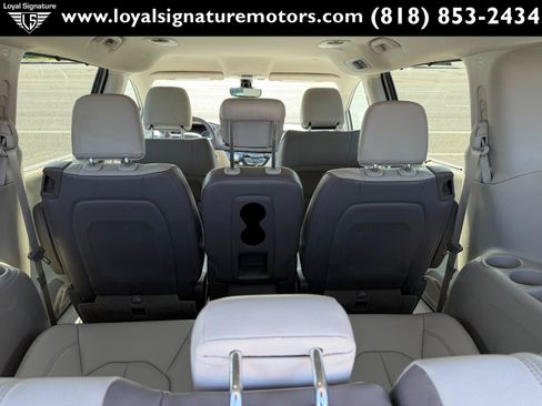 Used 2017 Chrysler Pacifica Touring-L w/ Tire & Wheel Group FWD image 13