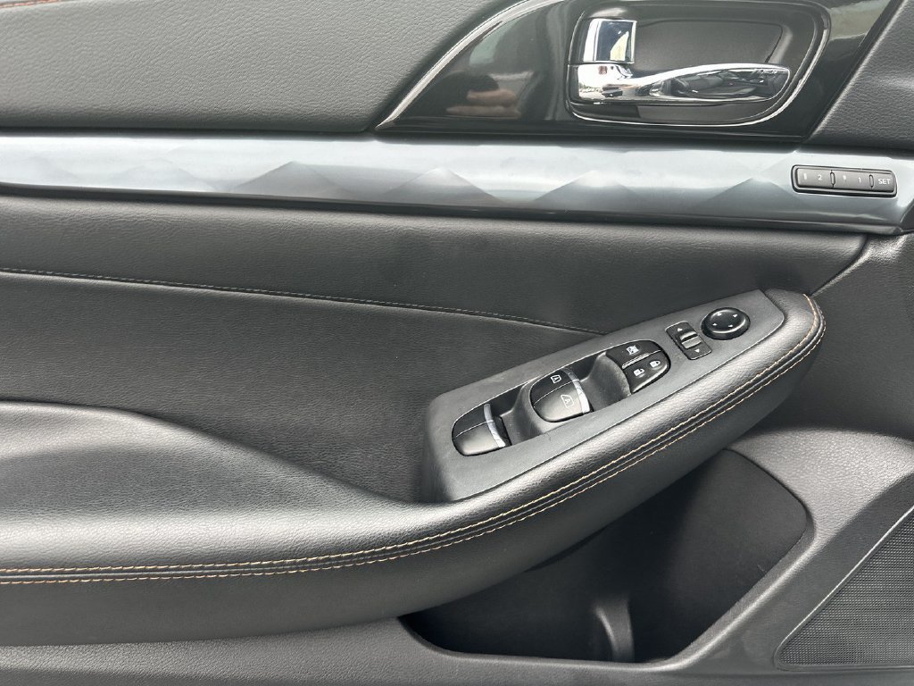 Used 2023 Nissan Maxima SR w/ Sport Mat Group FWD image 17