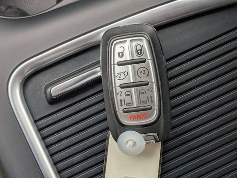 Used 2024 Chrysler Pacifica Touring-L FWD image 33