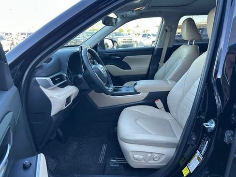 Used 2024 Toyota Highlander XLE AWD/4WD image 16