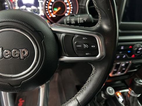 Used 2018 Jeep Wrangler Unlimited Sahara AWD/4WD image 18