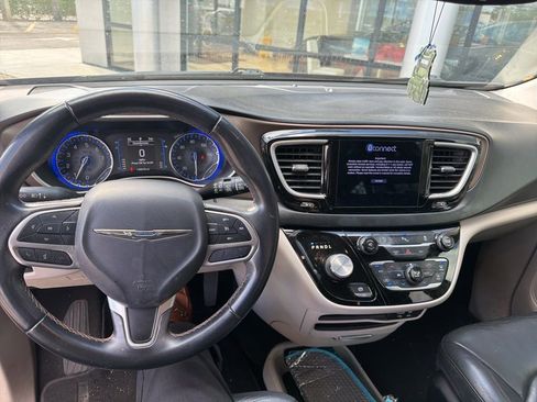 Used 2017 Chrysler Pacifica Touring-L image 4