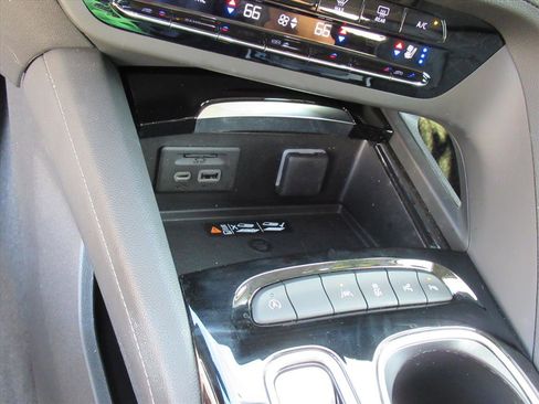 Used 2023 Buick Envision Avenir image 24