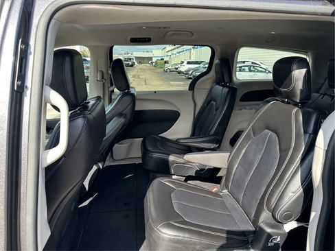Used 2023 Chrysler Pacifica Touring-L FWD image 10