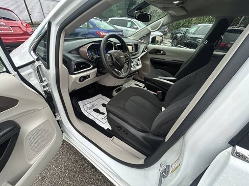 Used 2017 Chrysler Pacifica LX FWD image 5