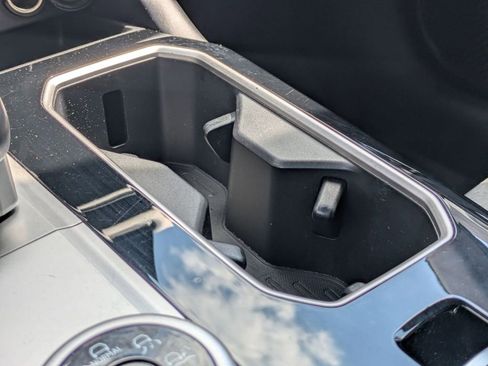 Used 2025 Mitsubishi Outlander SE image 18