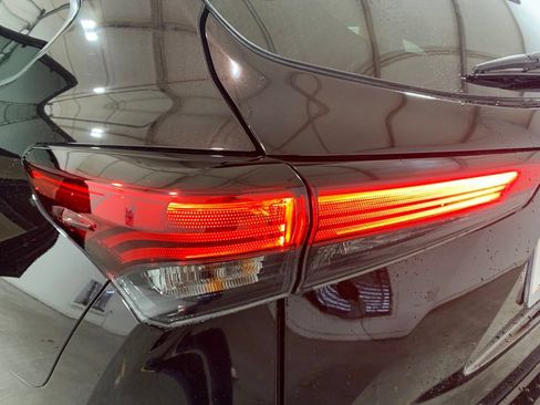 Used 2022 Toyota Highlander Limited FWD image 9
