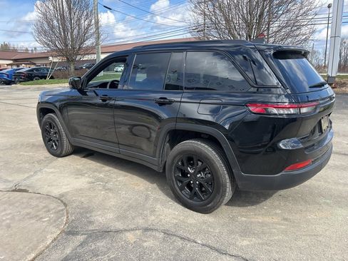 Used 2024 Jeep Grand Cherokee Altitude image 4