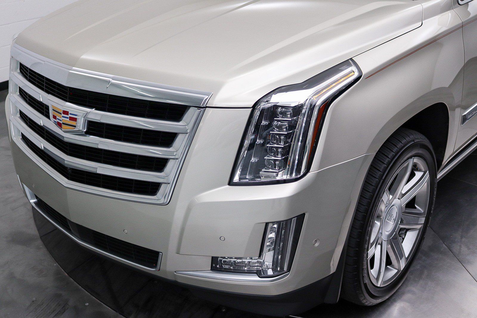 Used 2017 Cadillac Escalade Premium Luxury AWD/4WD image 18
