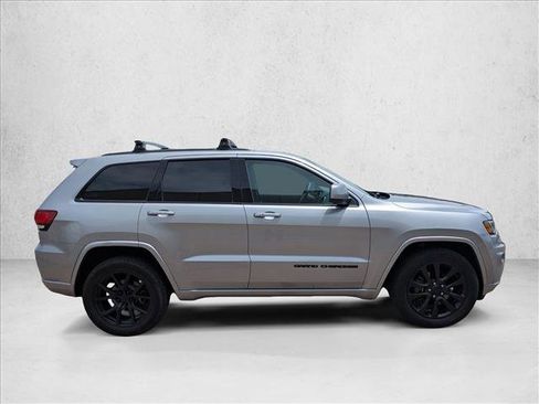 Used 2017 Jeep Grand Cherokee Altitude AWD/4WD image 4