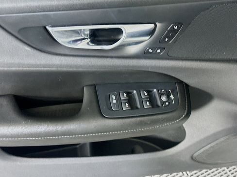 Used 2020 Volvo S60 T5 Momentum image 13