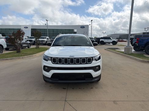 Used 2024 Jeep Compass Latitude image 9