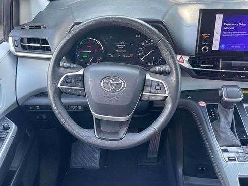 Certified 2025 Toyota Sienna XLE FWD image 17