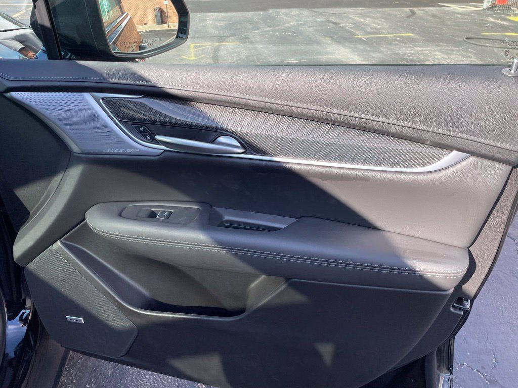 Used 2025 Cadillac XT5 Sportv w/ LPO, Bronce Accent Package AWD/4WD image 9