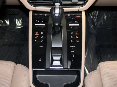 Certified 2025 Porsche Macan image 24