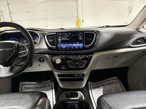 Used 2024 Chrysler Pacifica Touring-L FWD image 10